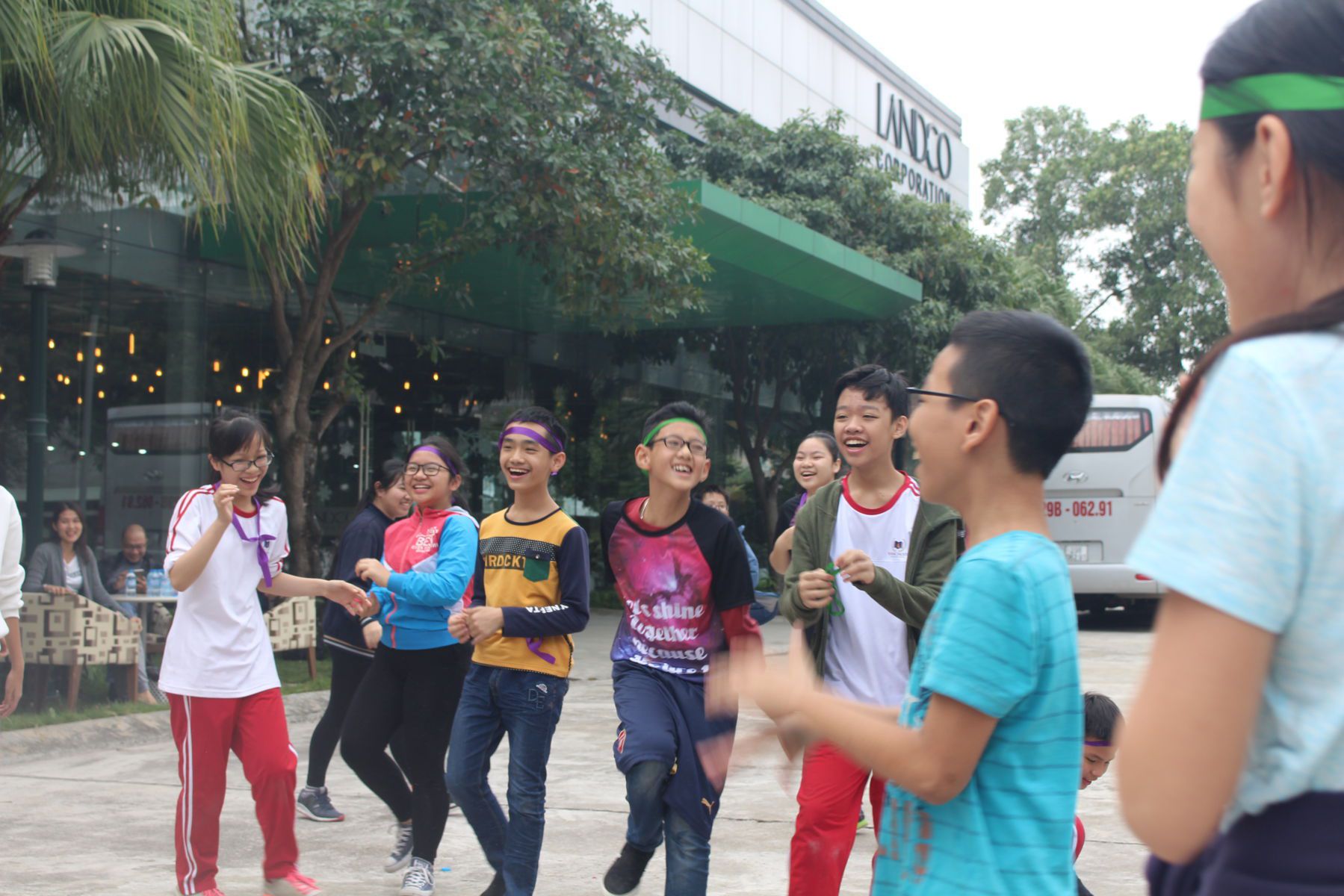 14Doan hoc sinh vinshool tham quan nha may san xuat go noi that landco