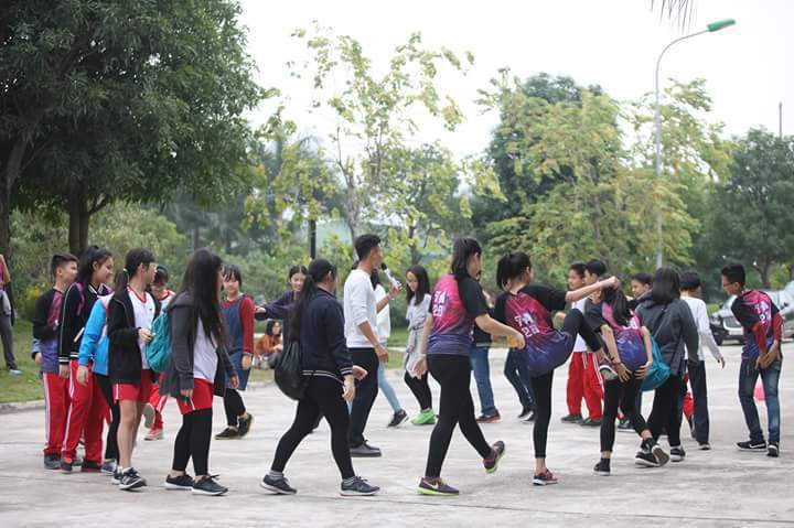 16Doan hoc sinh vinshool tham quan nha may san xuat go noi that landco