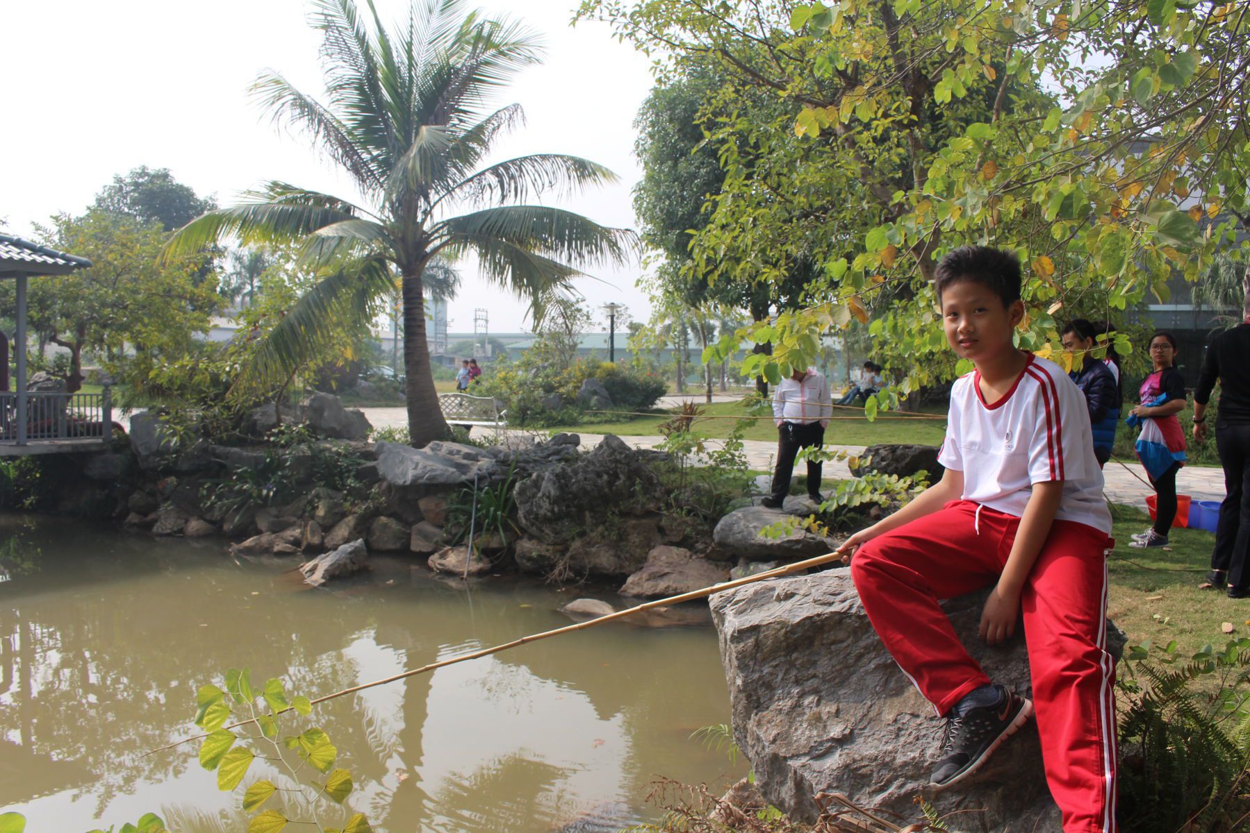 9Doan hoc sinh vinshool tham quan nha may san xuat go noi that landco